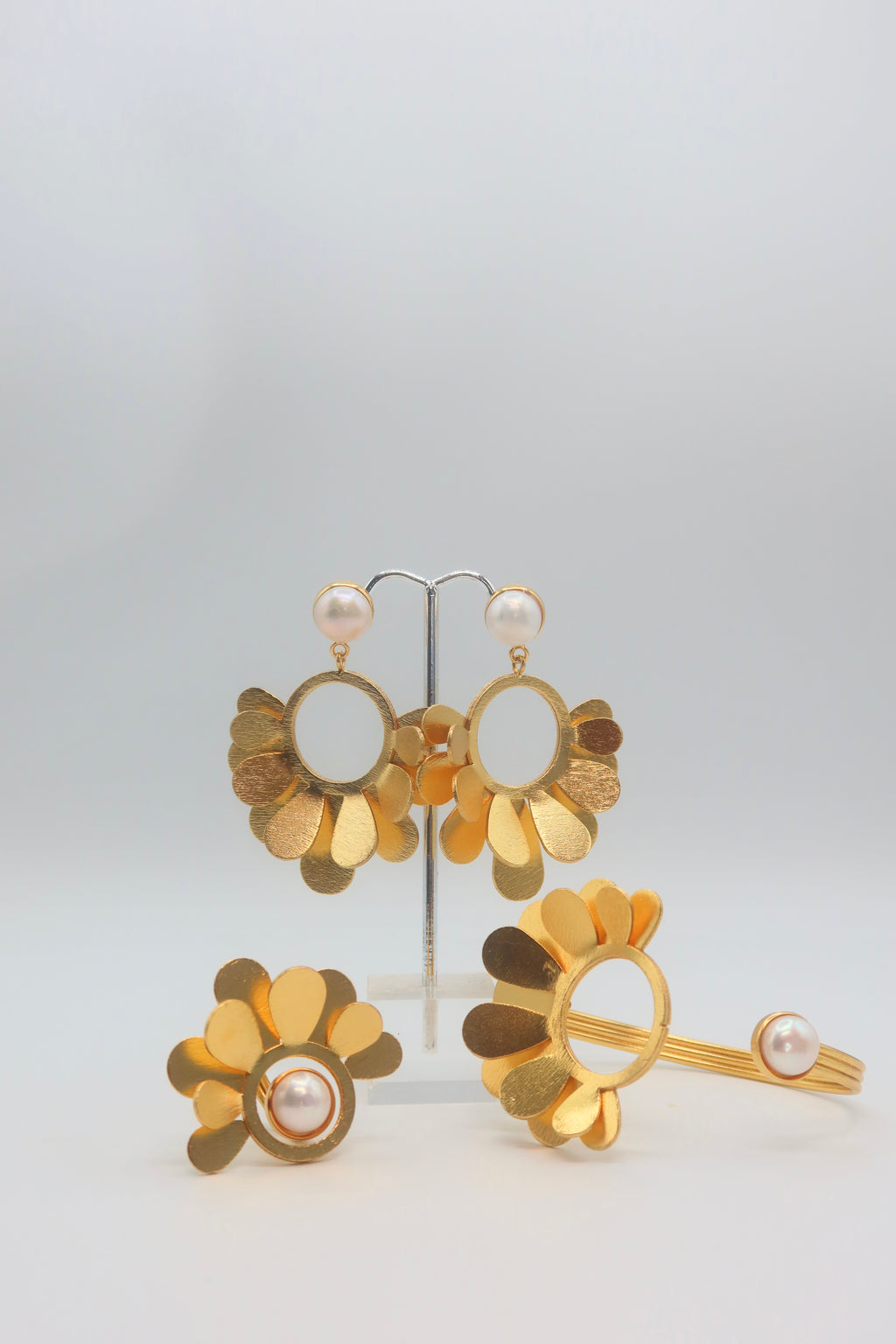 Floral Pearl Set in Gold