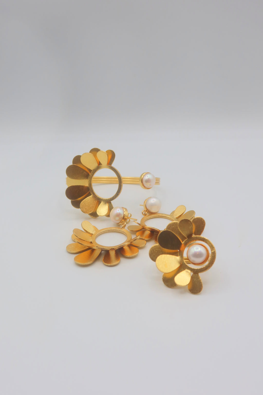 Floral Pearl Set in Gold