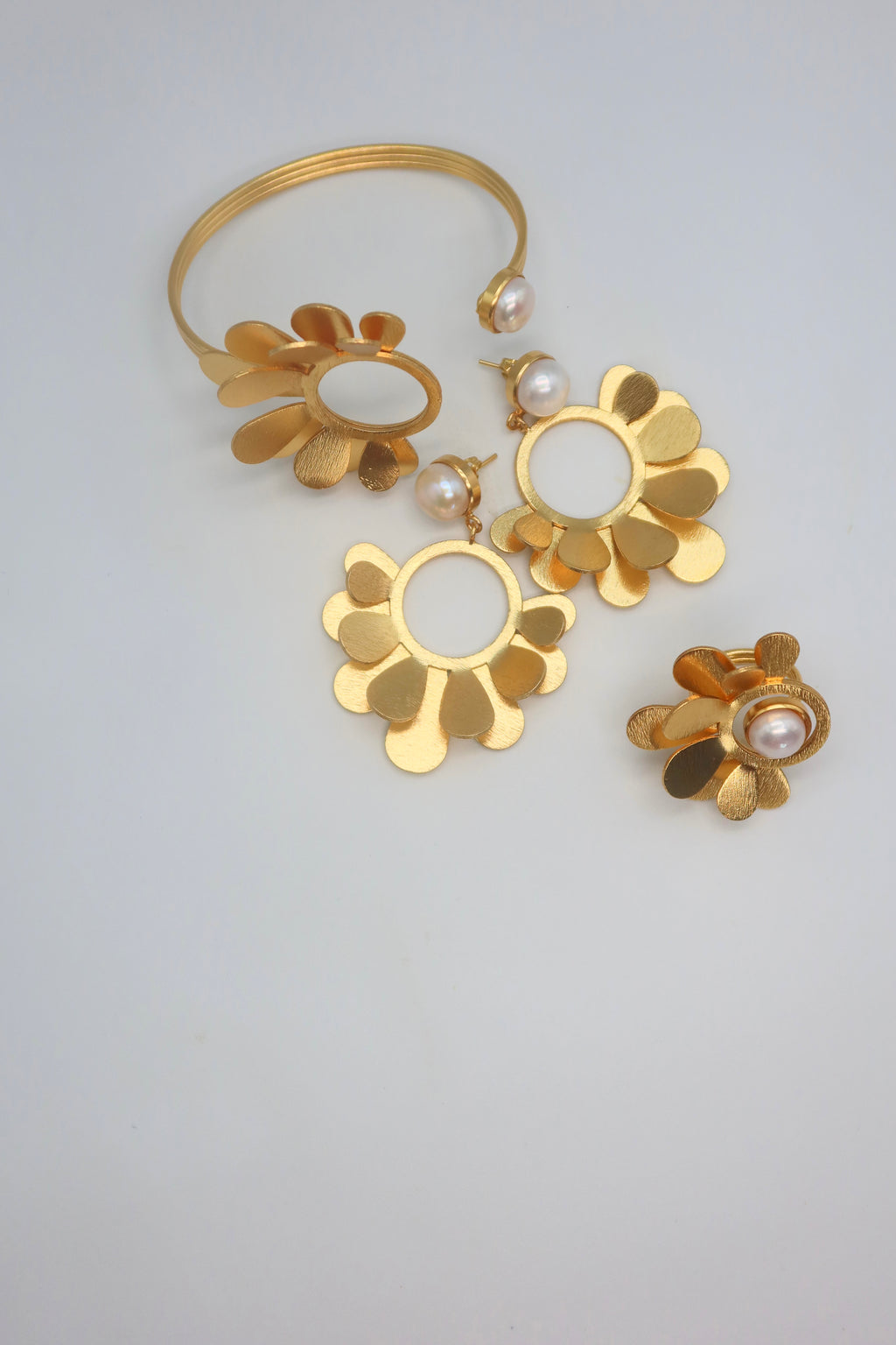 Floral Pearl Set in Gold