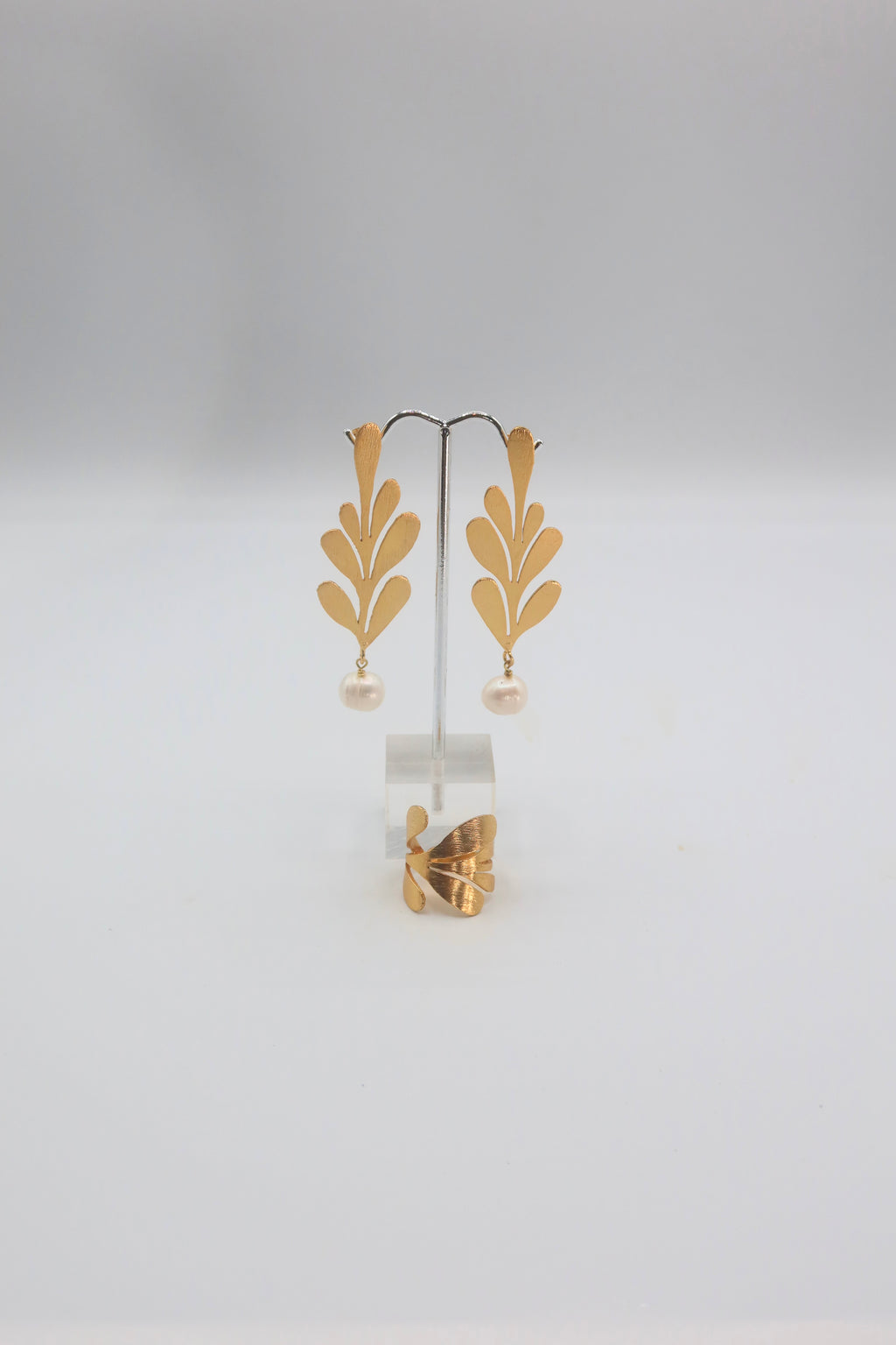 Laurel Pearl Set in Gold