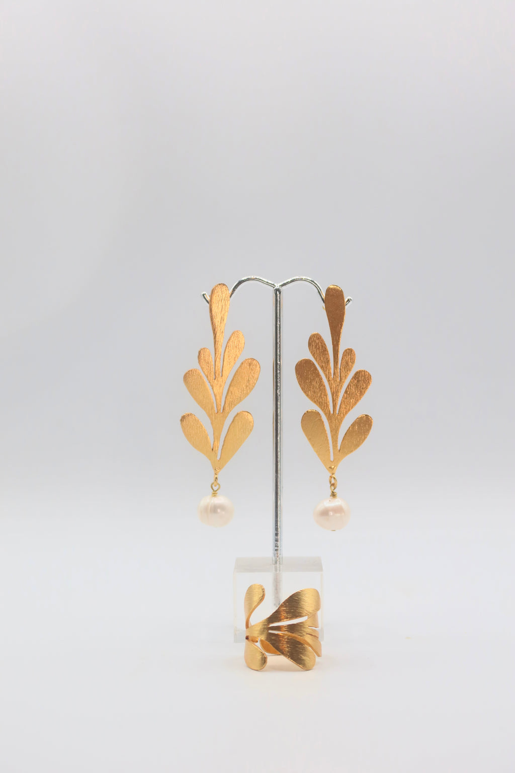 Laurel Pearl Set in Gold