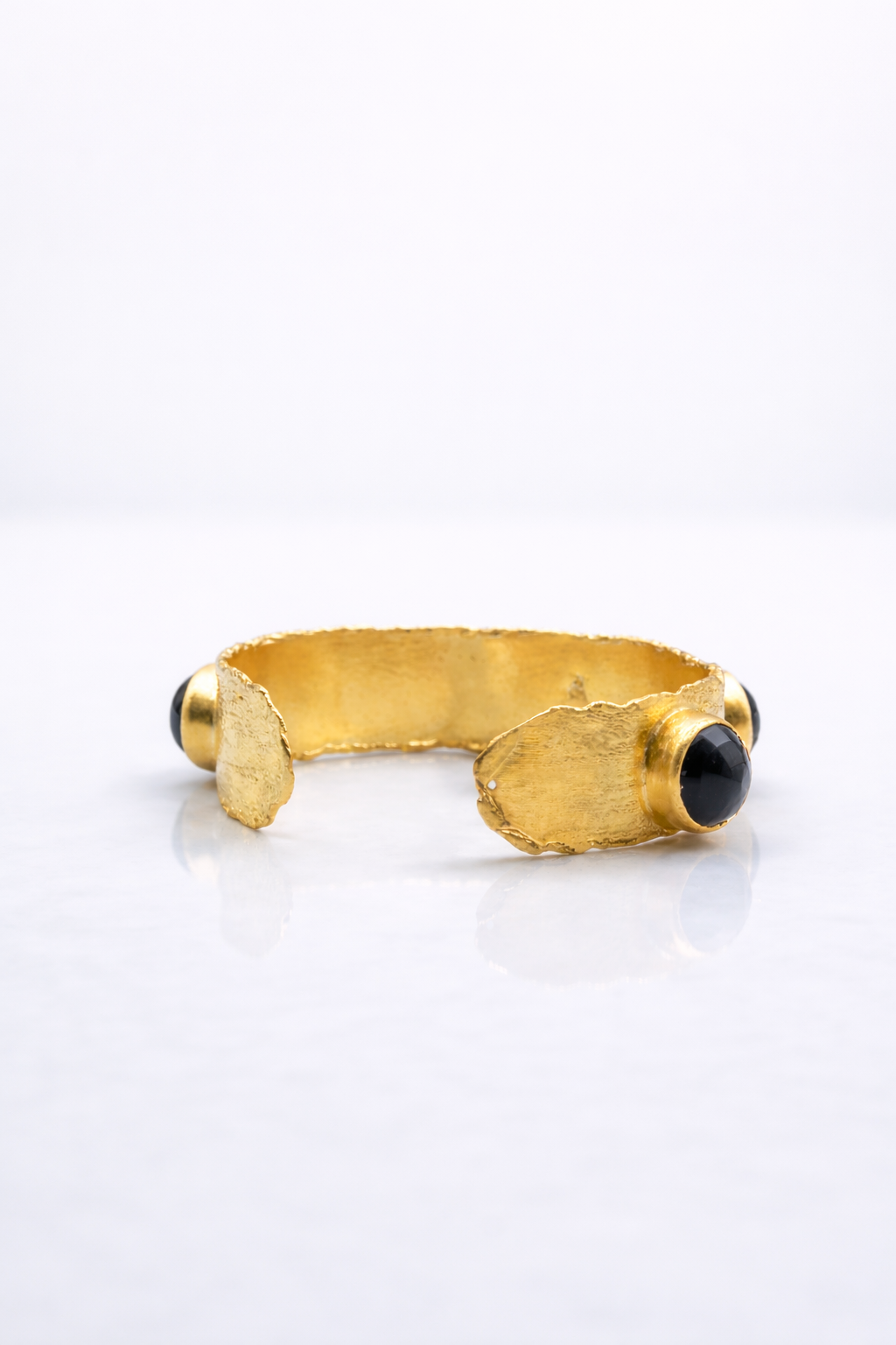 Noir Aurea Cuff in Gold