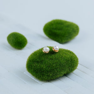 SMALL PEARL STUDS